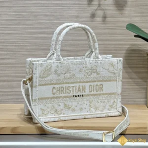 cận cảnh Túi nữ Mini Dior Book Tote hoạ tiết bướm S5573