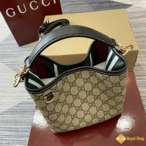 cận cảnh Túi xách nữ Gucci GG Emblem mini viền đen 815118