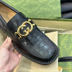 chi tiết Giày loafer Gucci nam vân da cá sấu CKGC240007