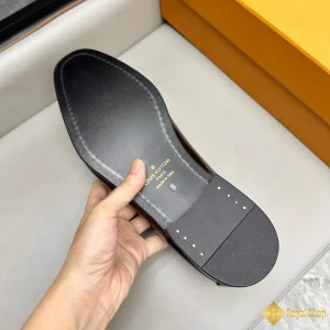 chi tiết Giày loafer LV nam CKLV24101