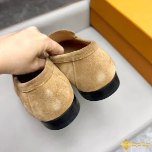 chi tiết Giày loafer LV nam da lộn màu nâu CKLV24097