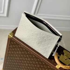 chi tiết Túi clutch LV nam Pochette Voyage MM trắng M61692