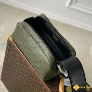 chi tiết Túi nam LV Dopp Kit xanh lá M82576