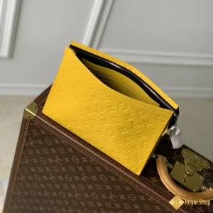 địa chỉ mua Túi clutch LV cầm tay nam Pochette Voyage MM vàng M61692