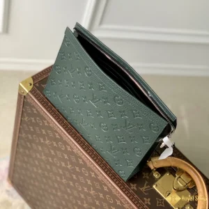 địa chỉ mua Túi clutch nam LV Pochette Voyage MM xanh lá M61692