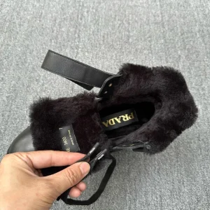 mẫu Giày boot Prada nam cổ lông CKP4263