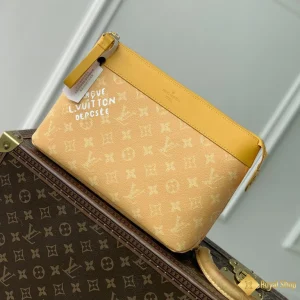 shop bán Túi LV clucht nam cầm tay Pochette Voyage Souple vàng M12665