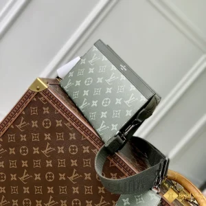 shop bán Túi LV nam Pochette đeo chéo xanh lá M81124