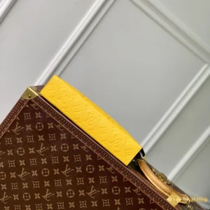 shop bán Túi clutch LV cầm tay nam Pochette Voyage MM vàng M61692