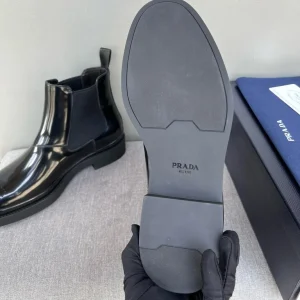 sự tinh tế Giày boot Prada nam da bóng CKP4268