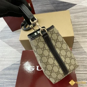 sự tinh tế Túi xách nữ Gucci GG Emblem mini viền đen 815118