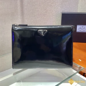 Túi Clutch Prada nam cầm tay màu đen 2VF030