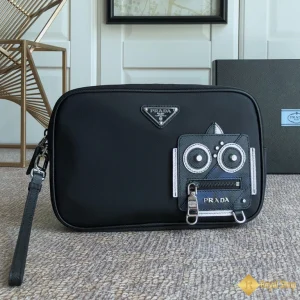 Túi Clutch Prada nam da Re-Nylon và Saffiano hình đầu robot 2NE007