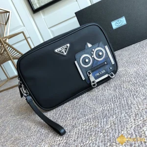 Túi Clutch Prada nam da Re-Nylon và Saffiano hình đầu robot 2NE007 chính hãng