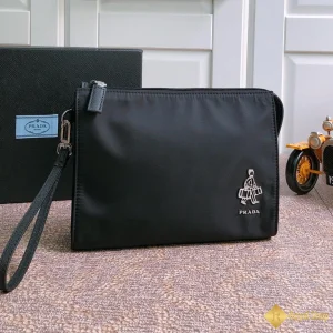 Túi Clutch nam Prada da Re-Nylon và Saffiano màu đen 2NE789