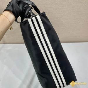 cận cảnh Túi Tote Prada-Adidas da Re-Nylon và Saffiano 2VG090