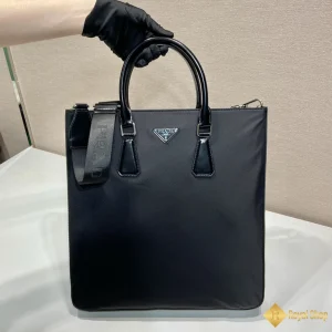 cận cảnh Túi Tote Prada nam Re-Nylon màu đen 2VG115