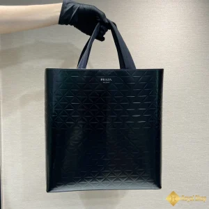 cận cảnh Túi Tote Prada nam màu đen dập vân tam giác 2VG113