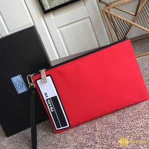 chi tiết Túi Clutch Prada nam cầm tay màu đỏ 2NH006