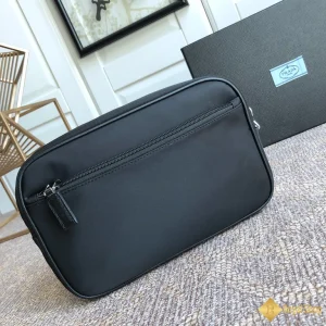 chi tiết Túi Clutch Prada nam da Re-Nylon và Saffiano hình đầu robot 2NE007