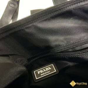 cùng ngắm Túi Tote Prada Re-Nylon 2VG098