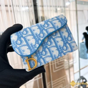 cận cảnh Ví Dior Saddle Bloom Card Holder xanh da trời S5611