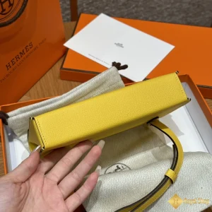 cận cảnh Ví dài nữ Hermes Snap có dây đeo THM5000