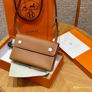 cận cảnh Ví dài nữ Hermes Snap có dây đeo THM5003