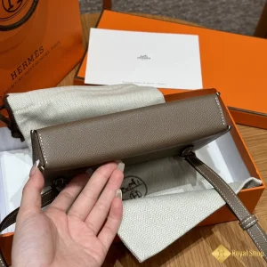 cận cảnh Ví dài nữ Hermes Snap có dây đeo THM5004