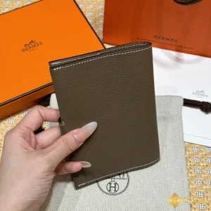 chất liệu Ví Hermes R.M.S. PAssport đựng hộ chiếu THM7005