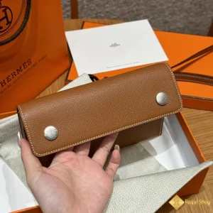 chi tiết Ví dài nữ Hermes Snap có dây đeo THM5003