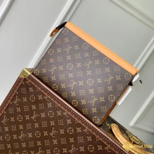 giá Túi LV nam Clutch Pochette Voyage viền vàng M12820