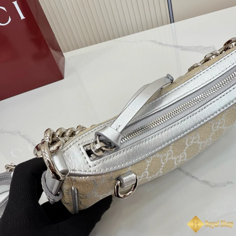 sự tinh tế Túi Gucci nữ GG Emblem small 847447